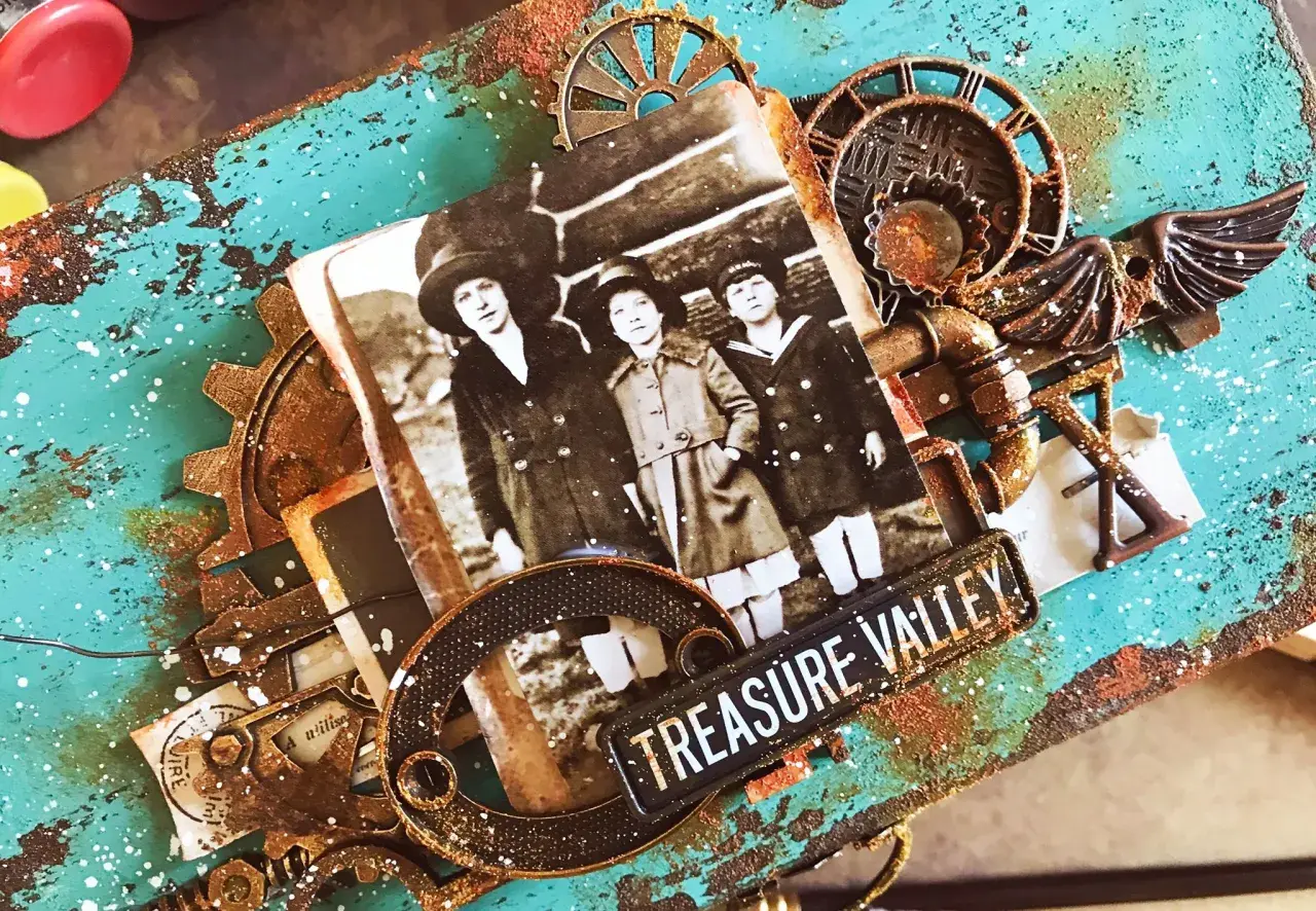 Steampunk co to? Stara fotografia dzieci, trybiki, skrzydła i tabliczka "TREASURE VALLEY" na turkusowym, postarzanym tle.