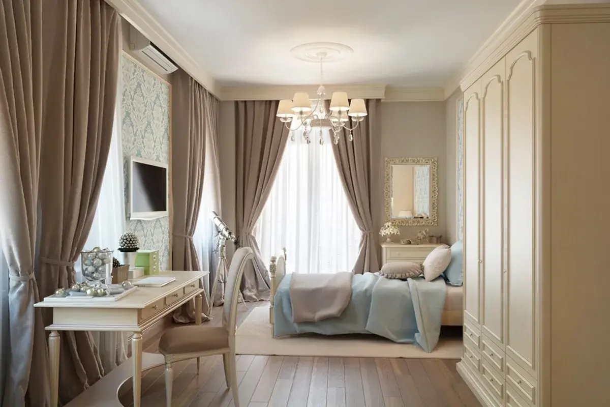 Elegancka sypialnia z zasłonami w kolorze taupe, które świetnie komponują się z błękitną pościelą i jasnymi meblami.