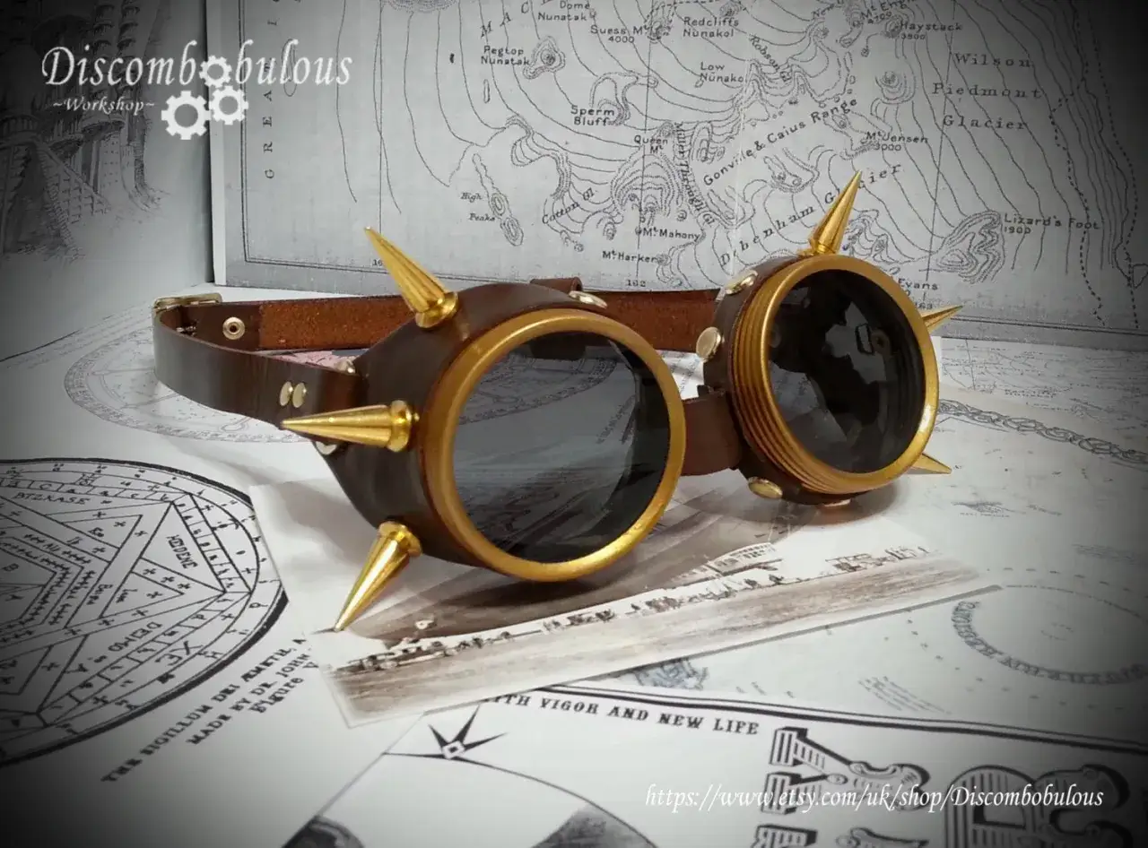 Okulary steampunk z brązowej skóry i złotymi ćwiekami, idealne do stylizacji