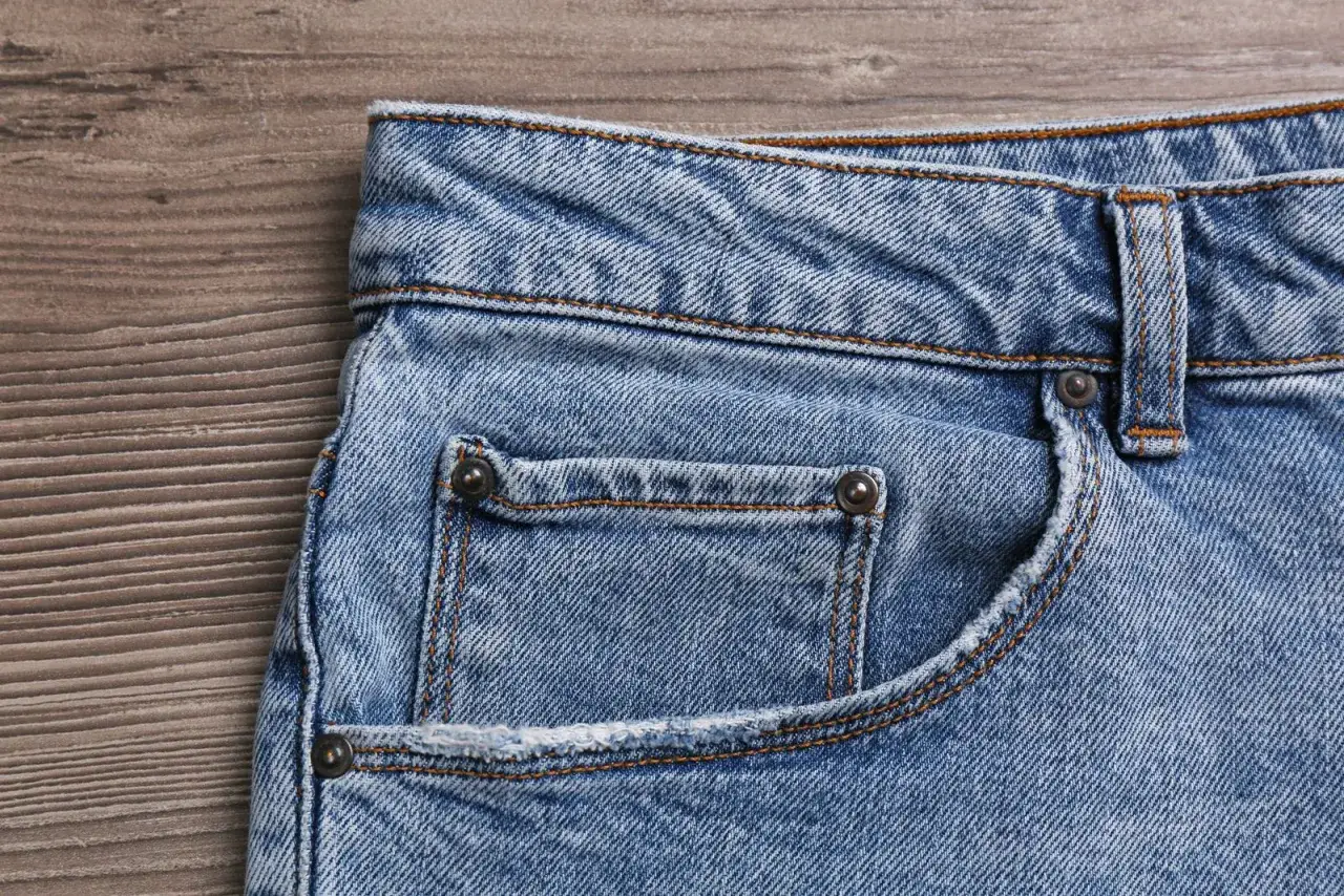 Mała kieszonka w jeansach, idealna na drobne skarby.