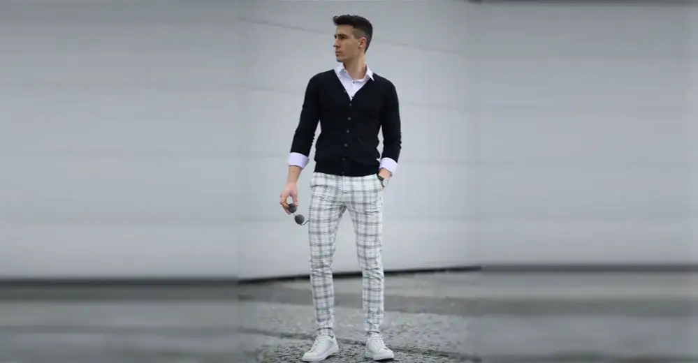 mężczyzna w eleganckich spodniach w kratę i koszuli stylizacja