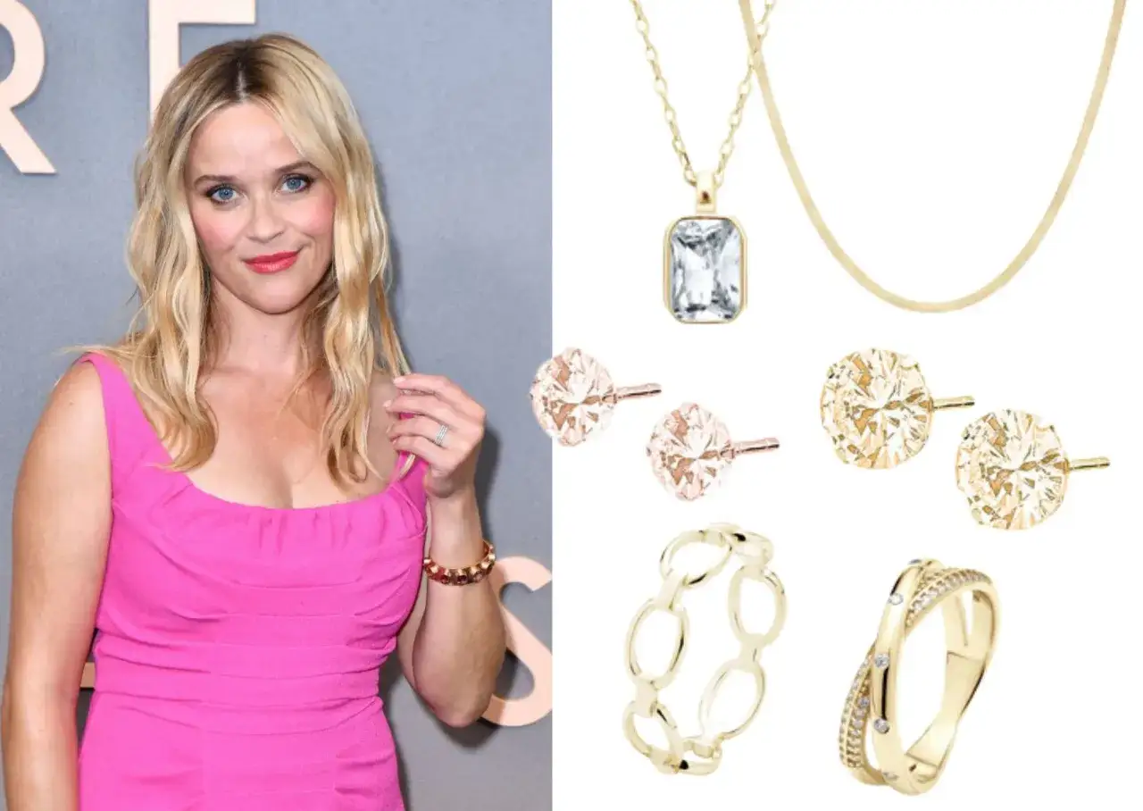 Reese Witherspoon w różowej sukience obok kolekcji biżuterii: naszyjnik, kolczyki i pierścionki. Złoto czy srebro?