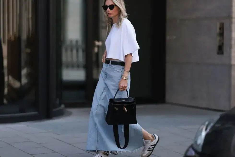 elegancka stylizacja z jeansową spódnicą midi do pracy