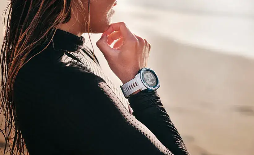 kobieta z zegarkiem Garmin, aktywny styl życia