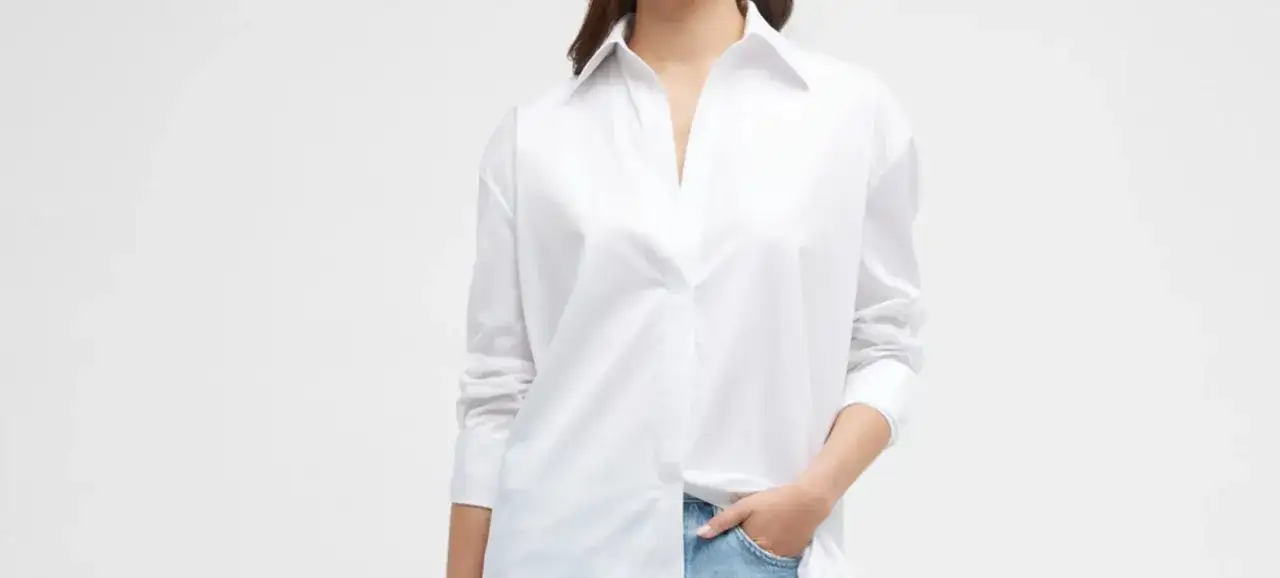 Biała koszula oversize, idealna baza do wielu stylizacji. Luźny krój i klasyczny kołnierzyk dodają elegancji.