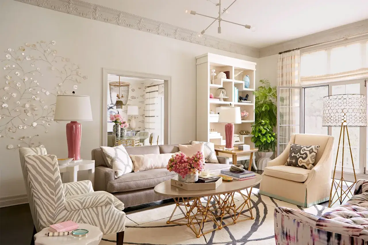 Elegancki salon z sofą w kolorze taupe, ozdobną ścianą i stylowymi meblami.