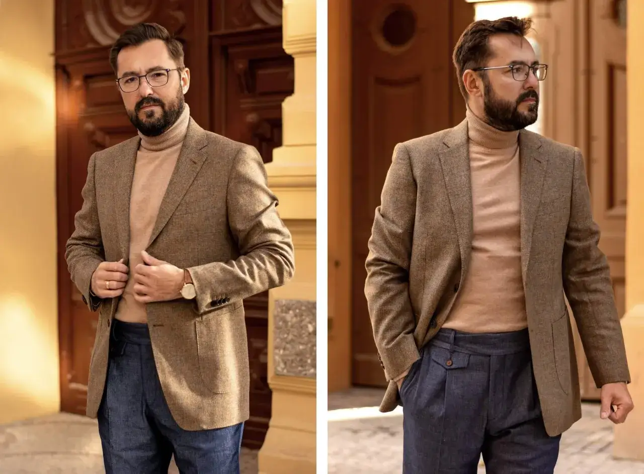 Elegancki mężczyzna w beżowym golfie i brązowej marynarce pokazuje, jak nosić golf męski. Stylowa stylizacja na co dzień.