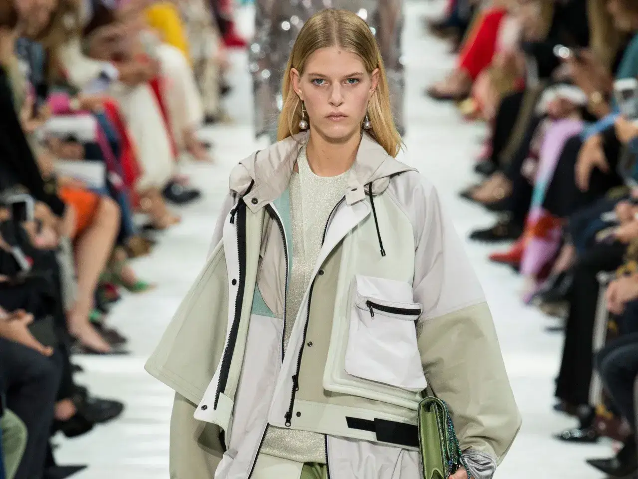 Modelka prezentuje wielokolorowy anorak, który jest idealnym przykładem, anorak co to za styl.
